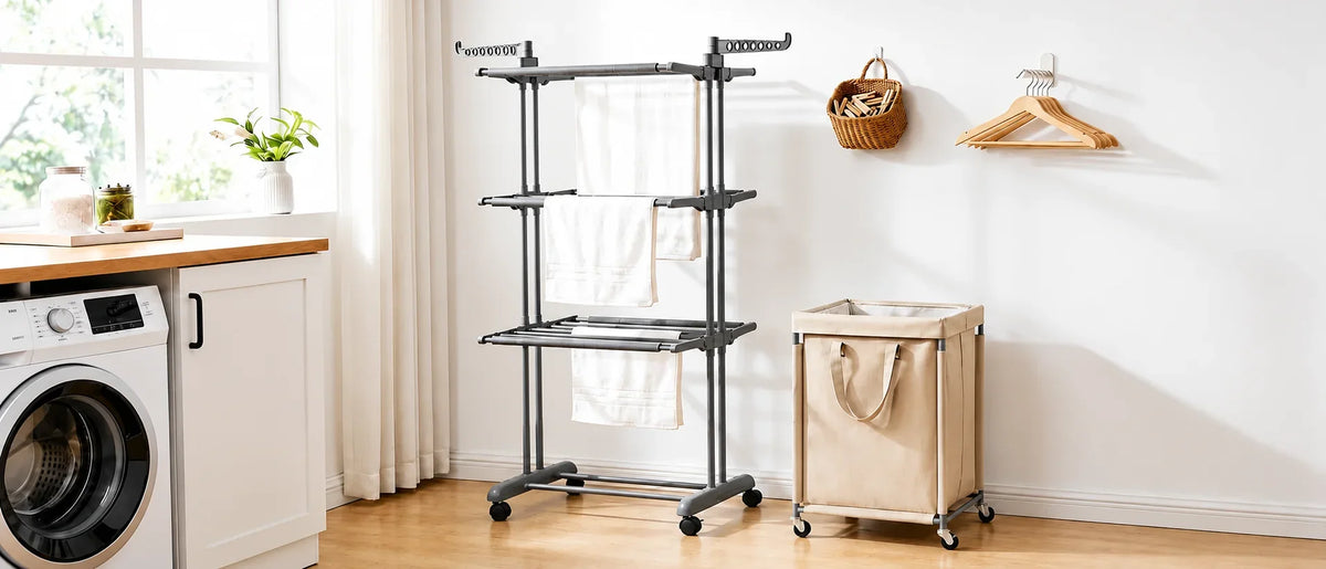Buanderie organisée avec étendoir à linge et panier à roulettes, accessoires rangés au mur