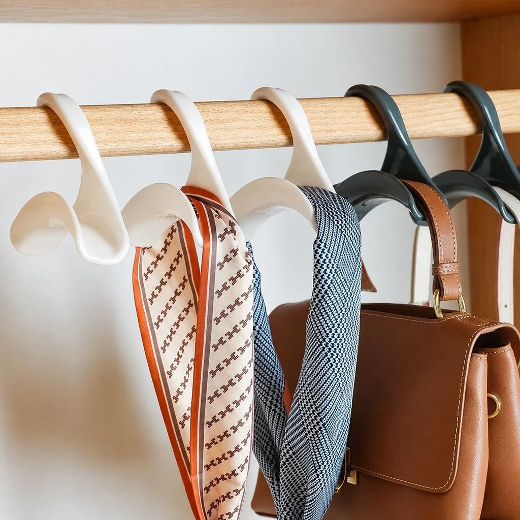 Cintres crochet sac et accessoires armoire — vue 2