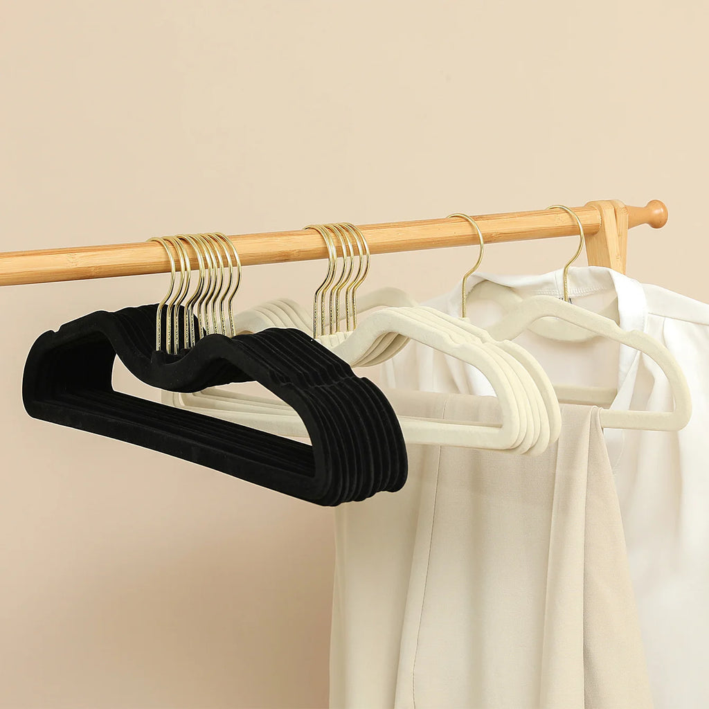 Cintres col court velours antidérapants – lot de 10 ou 20 beige noir